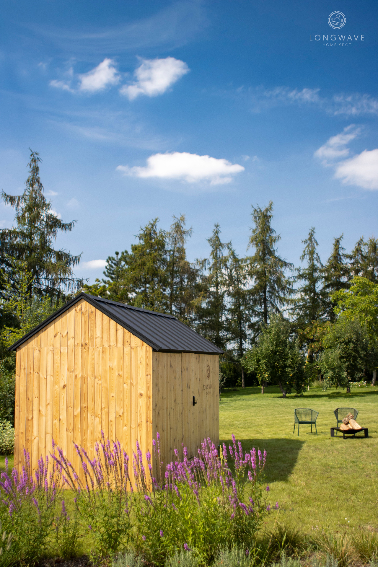 Domek Longwave w ogrodzie z kwiatami